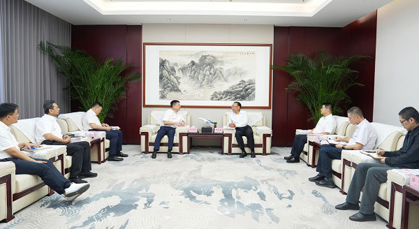 岳文彥一行拜訪(fǎng)湖北機(jī)場(chǎng)集團(tuán)黨委書(shū)記、董事長(zhǎng)李忠祿